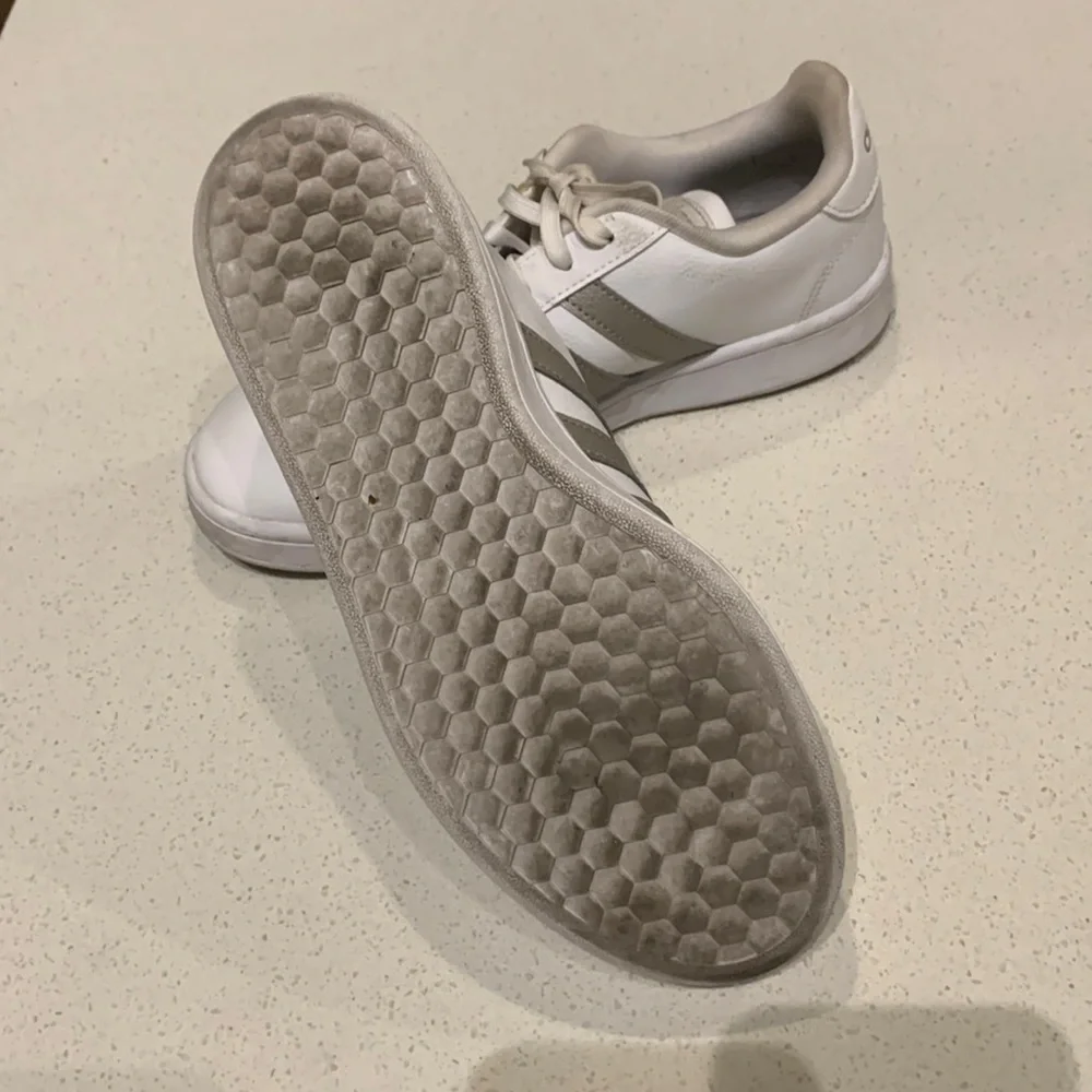 Womens adidas leather shoes - Picture 4 of 9